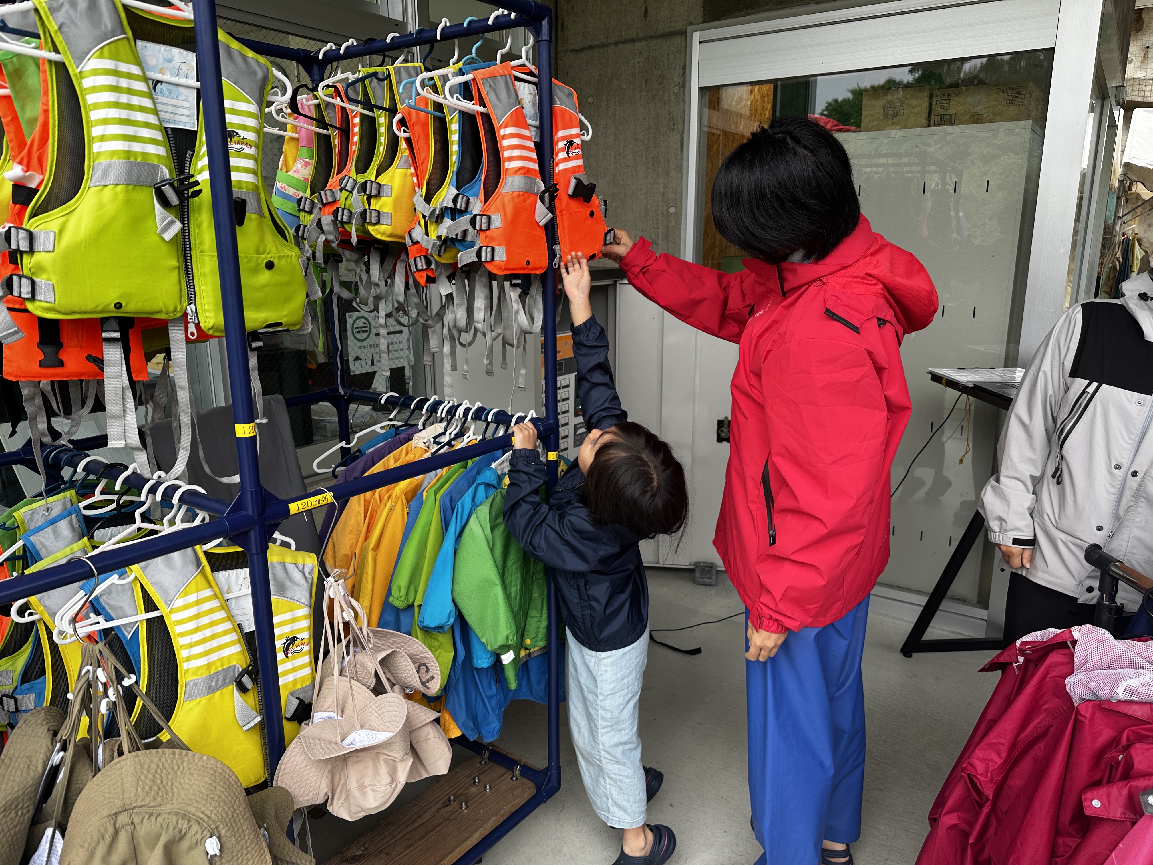 カヤックツアー安全グッズの装着 カヤックツアー安全グッズの装着